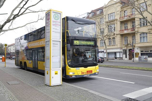 M19 Bus an der Haltestelle Rathenauplatz in Berlin