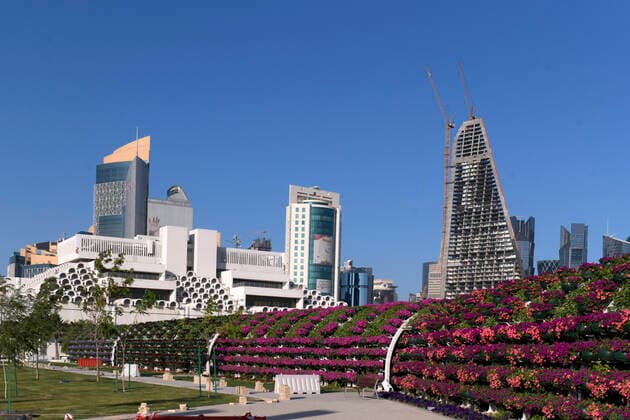06.01.2020, Stadtrundgang Doha, Katar. U-Bahn-Station Corniche mit den Blumen-Tunnels und den bunten Regenschirmen überirdisch. 06.01.2020, Doha Katar 06.01.2020, Doha Katar *** 06 01 2020, City walk Doha, Qatar Subway Station Corniche with the flower tunnels and the colourful umbrellas above ground 06 01 2020, Doha Qatar 06 01 2020, Doha Qatar