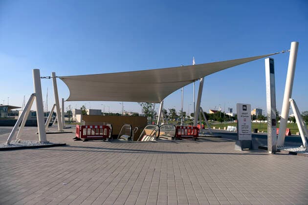 06.01.2020, Stadtrundgang Doha, Katar. U-Bahn-Station Corniche mit den Blumen-Tunnels und den bunten Regenschirmen überirdisch. 06.01.2020, Doha Katar 06.01.2020, Doha Katar *** 06 01 2020, City walk Doha, Qatar Subway Station Corniche with the flower tunnels and the colourful umbrellas above ground 06 01 2020, Doha Qatar 06 01 2020, Doha Qatar