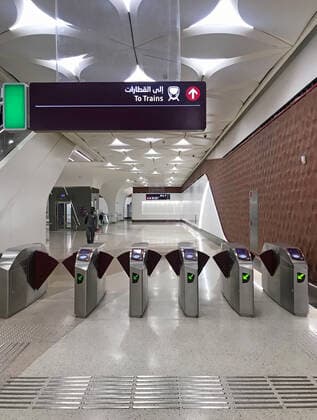 06.01.2020, Stadtrundgang Doha, Katar. U-Bahn-Station, Schranken mit Eingangskontrollen, mit dem gültigen Ticket das man an den Sensor hält wird der Durchgang freigegeben. 06.01.2020, Doha Katar 06.01.2020, Doha Katar *** 06 01 2020, Doha City Walking Tour, Qatar Subway Station, barriers with entrance controls, with the valid ticket that you hold at the sensor the passage is opened 06 01 2020, Doha Qatar 06 01 2020, Doha Qatar