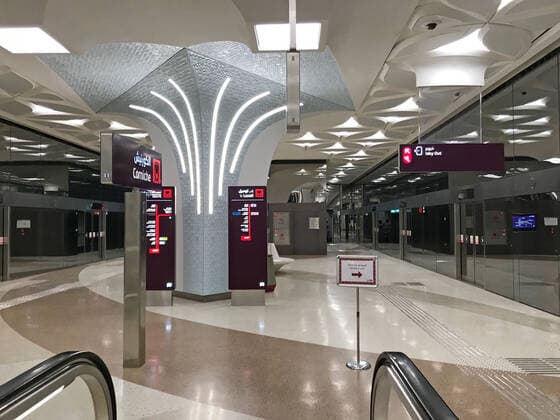 06.01.2020, Stadtrundgang Doha, Katar. U-Bahn-Station mit Bogen-Architektur, die Bahnen halten am Bahnsteig hinter Glas, es gehen zwei Schiebetüren auf zum Einsteigen. 06.01.2020, Doha Katar 06.01.2020, Doha Katar *** 06 01 2020, City walk Doha, Qatar Subway station with arch architecture, the trains stop at the platform behind glass, two sliding doors open for boarding 06 01 2020, Doha Qatar 06 01 2020, Doha Qatar
