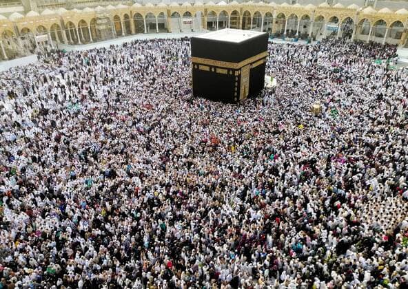 Bilder des Jahres 2020, News 01 Januar News Themen der Woche KW04 News Bilder des Tages January 21, 2020, Makkah, Makkah, Saudi Arabia: Muslim Pilgrims gather around the Kaaba, Islam s holiest shrine, during the annual Umrah pilgrimage at the Grand Mosque in the Saudi city of Mecca, on January 21, 2020 Makkah Saudi Arabia - ZUMAap3_ 20200121_zaf_ap3_103 Copyright: xStringerx