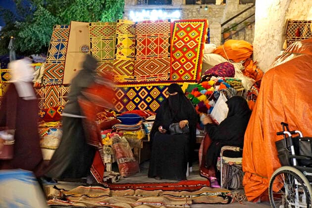 06.01.2020, Stadtrundgang Doha, Katar. Souq Waqif, Teppich-Händler 06.01.2020, Doha Katar 06.01.2020, Doha Katar *** 06 01 2020, Doha City Walking Tour, Qatar Souq Waqif, carpet dealer 06 01 2020, Doha Qatar 06 01 2020, Doha Qatar
