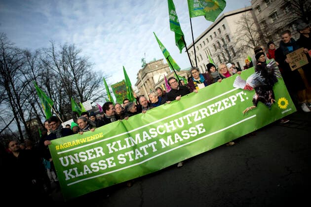Agrar Demonstration - Wir Haben Es Satt DEU, Deutschland, Germany, Berlin, 18.01.2020l Demonstranten von der Partei Die Gruenen mit Schild Unser Klimaschutzprogramm Klasse Statt Masse bei der Demonstration Wir Haben Es Satt unter dem Motto Agrarwende Anpacken Bauernhoefe foerdern, Insekten schuetzen, das Klima retten gegen die Agrarindustrie im Regierungsviertel in Berlin. Bauern und Angestelle in der Landwirtschaft protestieren auf der Demonstration im Rahmen der Gruenen Woche. Die Landwirte protestieren fuer ein Verbot von Glyphosat, fuer eine oekologische Landwirtschaft, fuer Gutes Essen. Themen der Demo sind: gegen industrielle Tierfabriken, Industrialisierung der Landwirtschaft, gegen Dumping bei Tierexporten und Lebensmitteln, faire Preise fuer Agrarprodukte, Perspektive statt Agrarwende, Landwirtschaft ohne Ackergifte, fuer eine Ag