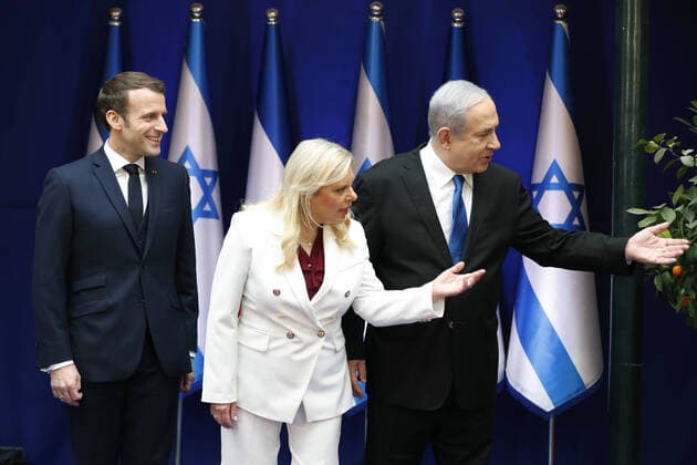 Bilder des Jahres 2020, News 01 Januar News Themen der Woche KW04 News Bilder des Tages Israeli Prime Minister Benjamin Netanyahu and his wife Sara gesture as they meet French President Emmanuel Macron in Jerusalem on Wednesday, January 22, 2020. Macron is on a two trip to Israel and the West Bank to discuss the Iran tensions and the Palestinian peace process. Pool  JERX20200121103 RONENxZVULUN