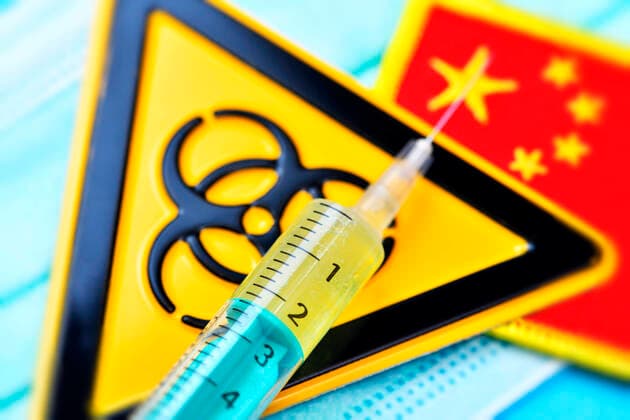 Spritze, BiogefÃ¤hrdungsschild und Fahne von China auf einem Mundschutz, Symbolfoto Coronavirus