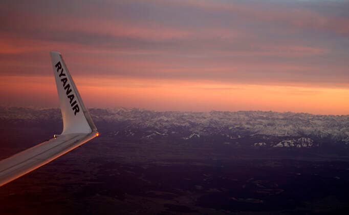 15.01.2020, Flug mit Ryanair, Flugzeug-Flügel und Alpenpanorama beim Flug von Memmingen nach Alicante, 15.01.2020, Airport Allgäu Memmingen 15.01.2020, Airport Allgäu Memmingen