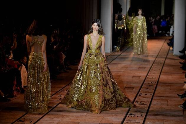 Bilder des Jahres 2020, Entertainment 01 Januar (200123) -- PARIS, Jan. 23, 2020 (Xinhua) -- A model presents a creation of Zuhair Murad s Spring Summer 2020 Haute Couture collections during Paris Fashion Week in Paris, France, Jan. 22, 2020. (Photo by Piero Biasion Xinhua) FRANCE-PARIS-FASHION WEEK-ZUHAIR MURAD-HAUTE COUTURE 