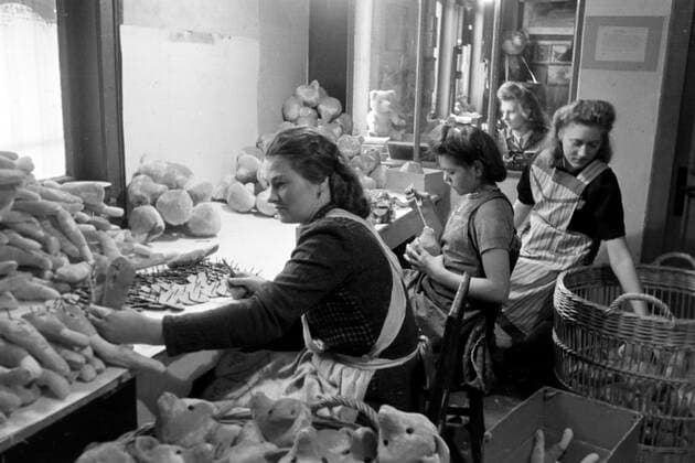 Puppenwerk Lauscha Puppenwerk Lauscha in Thüringen, 1940-50s. Doll factory in Lauscha, Thuringia, 1940-50s, Deutschland Copyright: ErichxAndres UnitedArchives6201655