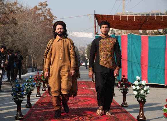 (200123) -- KABUL, Jan. 23, 2020 (Xinhua) -- Models present traditional costumes during a street fashion show in Kabul, Afghanistan, Jan. 23, 2020. (Xinhua Rahmatullah Alizadah) AFGHANISTAN-KABUL-FASHION SHOW 