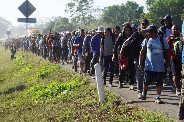 News Bilder des Tages Hundreds of Central American people, belonging to the so-called migrant caravan, walk through the town of Frontera Hidalgo, in the state of Chiapas, Mexico, 23 January 2020. In mid-January thousands of Central American migrants, mostly from Honduras, began a new caravan exodus in order to reach the United States. Migrant caravan in Mexico !ACHTUNG: NUR REDAKTIONELLE NUTZUNG!  Copyright: xJuanxManuelxBlancox MEX3589 20200123-637153974351379850