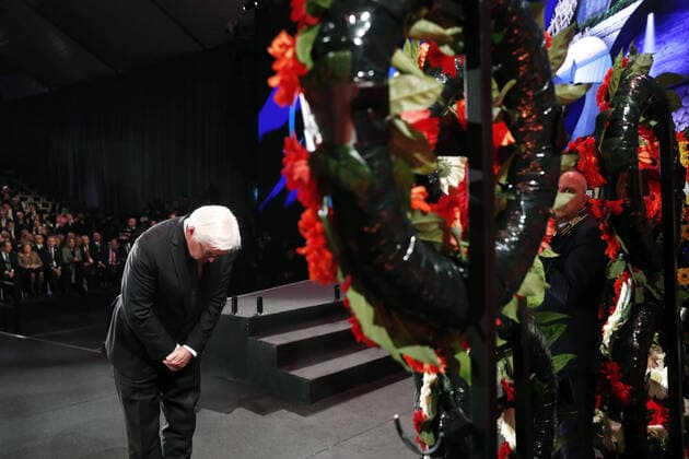 Bilder des Jahres 2020, News 01 Januar News Themen der Woche KW04 News Bilder des Tages German President Frank-Walter Steinmeier takes part in a wreath-laying ceremony at the Fifth World Holocaust Forum at the Yad Vashem Holocaust memorial museum in Jerusalem, Israel, on Thursday, January 23, 2020. World leaders are marking the 75th anniversary of the liberation of the Nazi extermination camp Auschwitz. Pool  JERX2020012327a RonenxZvulun