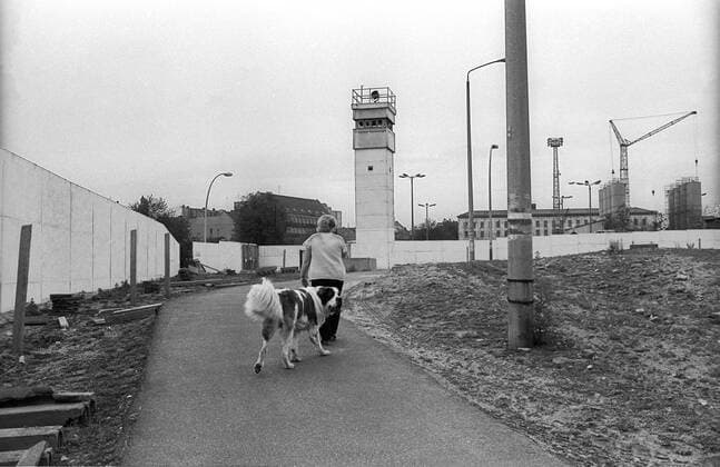 Mauer Nordbahnhof DDR, Berlin, 07.06.1990, Mauer an der geschichtsträchtigen Bernauer Straße (Nordbahnhof), Frau mi Hund, Wachturm, *** Wall Nordbahnhof DDR, Berlin, 07 06 1990, Wall at the historic Bernauer Straße Nordbahnhof, Frau mi Hund, watchtower,