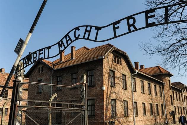 16.03.2015, Auschwitz, Kleinpolen, Republik Polen, Europa - Eingangstor des ehemaligen Konzentrationslager Auschwitz I (Stammlager) mit dem Spruch Arbeit macht frei . Der Schriftzug wurde an den Eingaengen zahlreicher Konzentrationslager der Nationalsozialisten angebracht.
