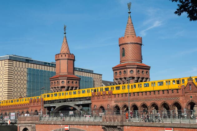 24.06.2019, Berlin, Deutschland, Europa - Eine U-Bahn ueberquert die Oberbaumbruecke, die die beiden Stadtteile Kreuzberg und Friedrichshain verbindet und ueber die Spree fuehrt.