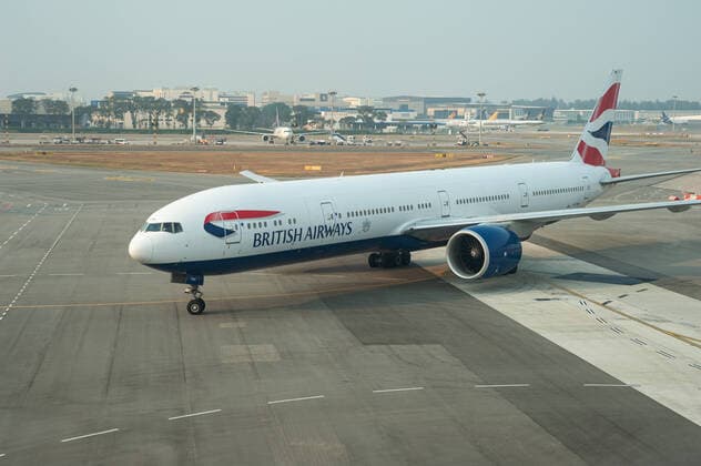 12.09.2019, Singapur, Republik Singapur, Asien - Ein British Airways Passagierflugzeug vom Typ Boeing 777-300 ER auf dem Flughafen Changi. British Airways ist Mitglied der One World Airline-Allianz.