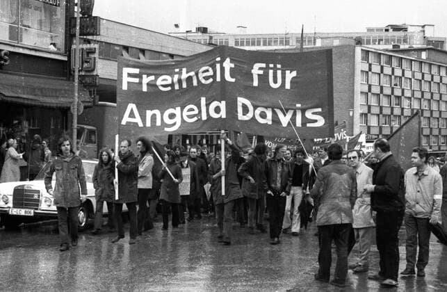Berühmte Feministinnen, Angela Davis Freiheit fuerAngela Davis 1972 DEU, Deutschland, Essen: Freiheit fuer die US-Saengerin Angela Davis forderten Demonstranten am 27.5.1972 in Essen. DEU, Germany, Essen: Freedom for US singer Angela Davis was demanded by demonstrators on 27 May 1972 in Essen. NRW