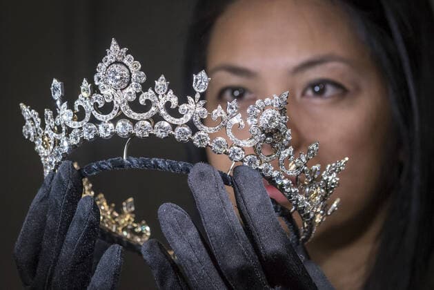 Bilder des Jahres 2020, Entertainment 01 Januar Entertainment Bilder des Tages London, Kopfschmuck des 5. Marquess of Anglesey Henry Cyril Paget präsentiert January 24, 2020, London, UK: LONDON, UK. A staff member presents a stunning diamond tiara from the exclusive collection of the controversial Ã¢â‚¬ËœDancing MarquessÃ¢â‚¬â ¢, the 5th Marquess of Anglesey, Henry Cyril Paget who died in 1905. The tiara is being shown at Hancocks jewellers in Mayfair before being unveiled at TEFAF Maastricht, one of the worldÃ¢â‚¬â ¢s richest art fairs. The tiara, circa 1890, is formed of a graduated row of over 100 carats of old European and old mine-cut diamonds, which can detach to form a rivioÂ¨re necklace. London UK  - ZUMAl94_ 20200124_zaf_l94_019 Copyright: xStephenxChungx