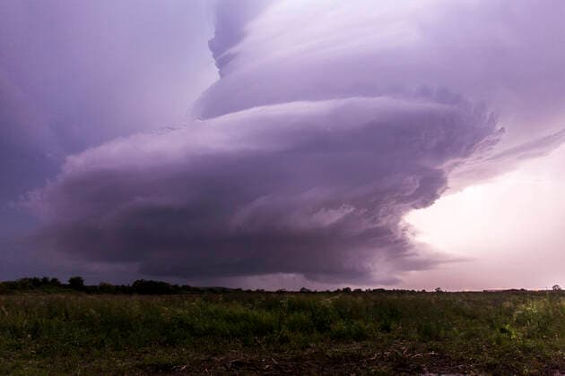 IMAGO Nature: Unsere Erde, Klimawandel, Wirbelstürme 160621 SZ Schwere Unwetter wüten seit mehreren Tagen auf dem Balkan und vor allem in Rumänien. Daran schuld ist eine außergewöhnliche Wetterlage. Vom Mittelmeer strömt sehr heiße und feuchte Luft ins Land. Eine stationäre Kaltfront lässt diese Luftmassen heben. Es entstehen mächtige Superzellen. Superzellen sind hochreichend, rotierende Gewitterwolken. Sie verursachen oft Großhagel, Tornados und schlimme Schäden. U.a. wurde am Sonntag der größte je gemessene Hagel in Rumänien dokumentiert. 13 cm groß waren Körner nahe der Hauptstadt Bukarest. Dutzende Superzellen brachten im ganzen Land schlimme Hagelschäden und Überflutungen. Die hochreichenden Gewittertürme sieht man in Europa eher selten und ähneln schon den USA. Im Video: Teil1: Superzelle mit Hagelschlag bei Oradea Teil2: Superzelle mit massiven Überflutungen bei Târgu Jiu Te