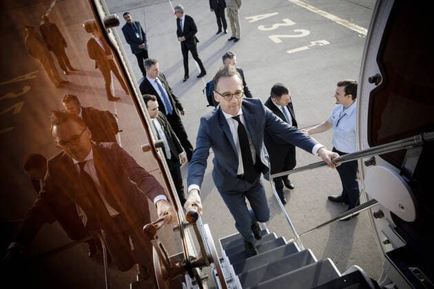 Bundesaussenminister Heiko Maas, SPD, betritt ein Flugzeug (Global 5000) der Luftwaffe der Bundeswehr am Flughafen Tunis-Carthage. 23.01.2020. Tunis Tunesien