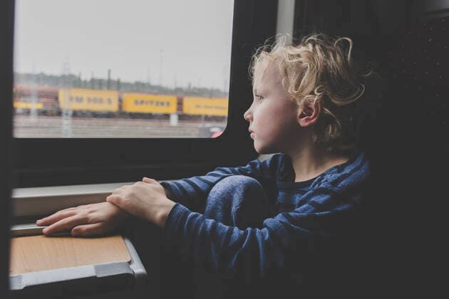 IMAGO Creative: Klimawandel - Nachhaltiges Reisen Little boy sitting in train looking out of window model released Symbolfoto  IHF00221