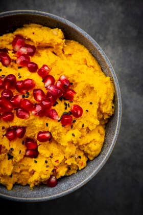 IMAGO Creative, Food, Hummus Bowl of pumpkin hummus with black sesame and pomegranate seeds  LVF08491