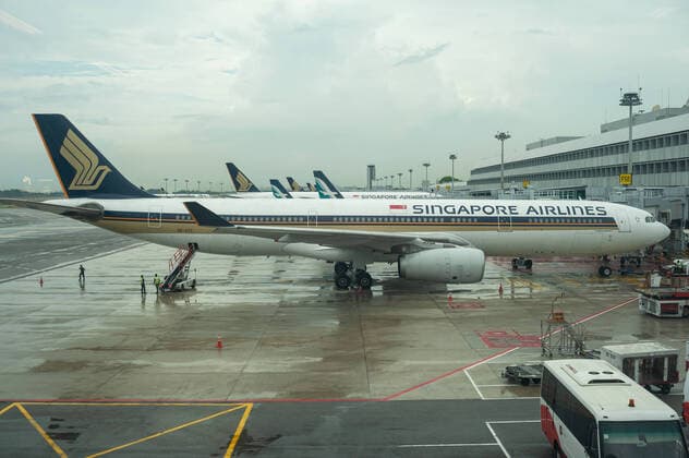 15.11.2019, Singapur, Republik Singapur, Asien - Eine Singapore Airlines Passagiermaschine vom Typ Airbus A330-300 auf dem Flughafen Changi. Die Fluggesellschaft ist Mitglied in der Star Alliance.