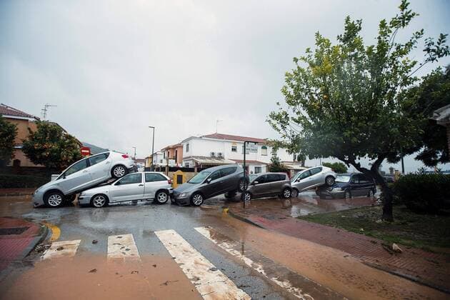 Bilder des Jahres 2020, News 01 Januar News Themen der Woche KW04 View of a accumulation of cars due to the heavy rains at the neighborhood of Campanillas, Malaga, Andalucia, southern of Spain on 25 January 2020 due to the strom Gloria, that has left 13 dead persons and another 10 missing. Work following Gloria storm !ACHTUNG: NUR REDAKTIONELLE NUTZUNG!  Copyright: xJorgexZapatax GRAF7782 20200125-637155469490431184