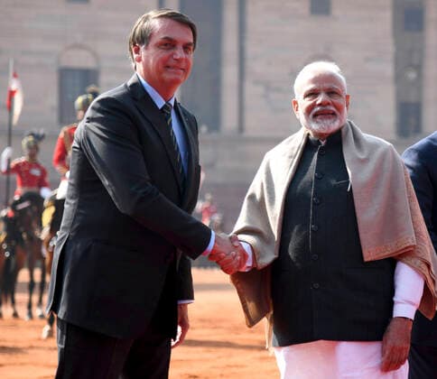 Bilder des Jahres 2020, News 01 Januar News Themen der Woche KW04 News Bilder des Tages (200125) -- NEW DELHI, Jan. 25, 2020 -- Indian Prime Minister Narendra Modi (R) shakes hands with Brazilian President Jair Messias Bolsonaro during a ceremonial reception in New Delhi, India, Jan. 25, 2020. Bolsonaro arrived in New Delhi on Friday for a four-day visit. He will be the chief guest on the occasion of Republic Day Parade on Sunday in the Indian capital. (Photo by Xinhua) INDIA-NEW DELHI-BRAZIL PRESIDENT-VISIT ParthaxSarkar 