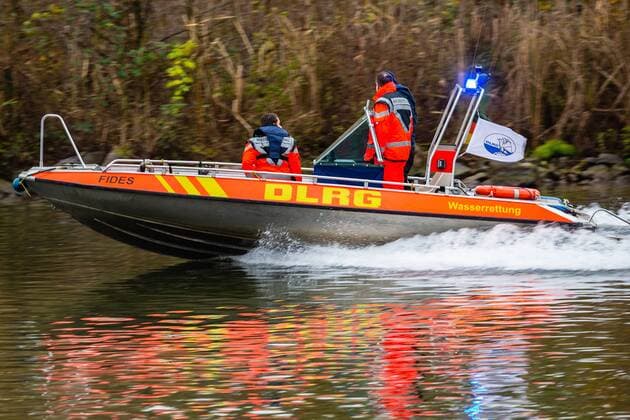 Symbolbilder Personensuche Wasserretter des DLRG im Einsatz 27.11.2019: Ein Rettungsboot der DLRG mit Einsatzkräften in Einsatzkleidung auf einem Fluss namens Neckar zu einer Personensuche. Schriftzug DLRG ist zu lesen das Blaulicht leuchtet. Logo, Organisationskennzeichen auf einer Fahne ist zu sehen. Ludwigsburg Baden-Württemberg Deutschland *** Symbol images Person search Water rescuers of the DLRG in action 27 11 2019 A DLRG lifeboat with rescue workers in operational clothing on a river called Neckar to a person search Lettering DLRG can be read the blue light is shining Logo, organization mark on a flag can be seen Ludwigsburg Baden Württemberg Germany