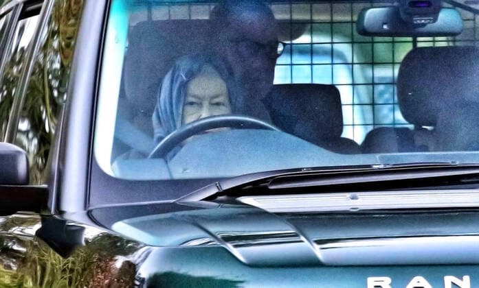 Entertainment Themen der Woche KW04 Entertainment Bilder des Tages Queen Elizabeth II is seen out in public driving around the Sandringham Estate, and hopefully on the road to recovering from a slight cold . Two days ago Her Majesty was unable to attend her annual visit to the Women s Institute meeting at West Newton due to feeling under the weather. Queen Elizabeth II, Sandringham, Norfolk, on January 25, 2020. 