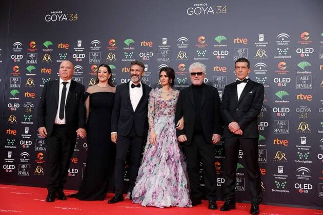 Bilder des Jahres 2020, Entertainment 01 Januar Entertainment Themen der Woche KW04 Entertainment Bilder des Tages Cast and filmmakers of the movie Dolor y Gloria (lit. Pain and Glory ) (L-R) Spanish actor and producer Agustin Almodovar, Spanish actress Nora Navas, Argentinean actor Leonardo Sbaraglia, Spanish actress Penelope Cruz, Spanish filmmaker and scriptwriter Pedro Almodovar and Spanish actor Antonio Banderas pose upon arrival at the 34th Goya Awards ceremony held at the Jose Maria Martin Carpena Sports Palace in Malaga, southern Spain, 25 January 2020. The awards are presented by the Spanish Film Academy. 34th Goya Awards ceremony !ACHTUNG: NUR REDAKTIONELLE NUTZUNG!  Copyright: xJORGExZAPATAx GRAF8582 20200125-637155840538894170