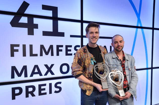 Bilder des Jahres 2020, Entertainment 01 Januar Die Preise beim Filmfestival Max Ophüls werden am Samstag (25.01.2020) im E-Werk in Saarbrücken verliehen. Insgesamt werden 16 Preise ausgelobt, darunter bester Film und beste Schauspieler. Nach der Preisverlehung feiern die Gäste ausgelassen auf der Filmparty. Bester Spielfilm wird Neubau von Johannes Maria Schmit (li.). Gleichzeitig erhält Tucke Royale (re.) für Buch und Schauspiel im Film Neubau den May Ophüls Preis für den gesellschaftlich relevanten Film 2020 *** The prizes at the Max Ophüls Film Festival will be awarded on Saturday 25 01 2020 at the E Werk in Saarbrücken A total of 16 prizes will be awarded, including best film and best actors After the award ceremony, the guests will celebrate in high spirits at the film party Best feature film will be Neubau by Johannes Maria Schmit li At the same time, Tucke Royale re w bub