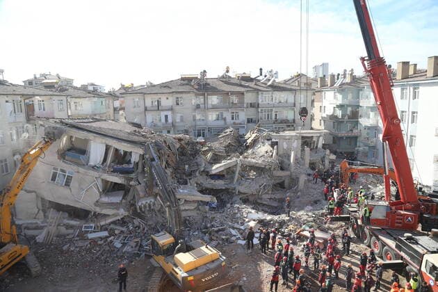 Bilder des Jahres 2020, News 01 Januar News Themen der Woche KW04 News Bilder des Tages (200126) -- ELAZIG (TURKEY), Jan. 26, 2020 (Xinhua) -- Rescuers work on the site after an earthquake in the province of Elazig, Turkey, on Jan. 26, 2020. The death toll from a strong earthquake that rocked eastern Turkey on Friday has risen to 36, with 1,607 people injured, the Disaster and Emergency Management Authority (AFAD) reported on Sunday. (Photo by Mustafa Kaya Xinhua) TURKEY-ELAZIG-EARTHQUAKE-DEATH TOLL 
