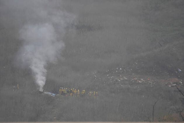 Bilder des Jahres 2020, Entertainment 01 Januar Entertainment Bilder des Tages LA county firefighters on the scene of a helicopter crash in Calabashes Sunday morning. The helicopter crash into the hills killing former LA Lakers players Kobe Bryant and two of his daughters and former laker player Rick Fox. CA, Calabassas, CA USA. Jan 26,2020 Calabassas USA - ZUMAbl1_ 20200126_zaf_bl1_009 Copyright: xGenexBlevinsx