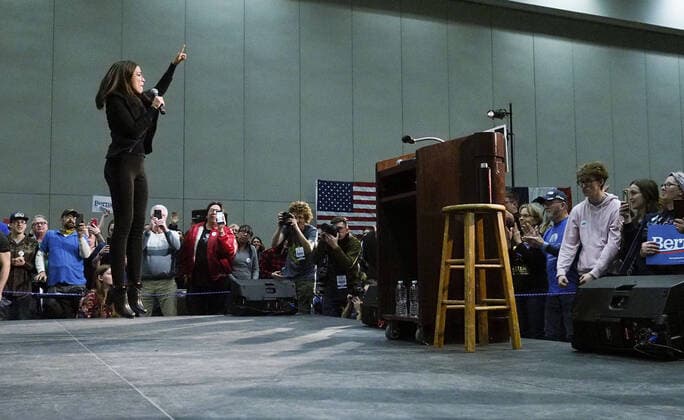 Berühmte Feministinnen, Alexandria Ocasio-Cortez News Bilder des Tages January 26, 2020, Sioux City, IOWA, USA: Rep. ALEXANDRIA OCASIO-CORTEZ (D-NY) jumps on stage as she dances to introductory music before giving a speech supporting U.S. Sen. Bernie Sanders (I-VT), 2020 Democrat presidential hopeful, during a campaign rally at the Sioux City Convention Center in downtown Sioux City, Iowa, Sunday, Jan. 26, 2020. Sanders and other Democrat candidate hopefuls are visiting communities before Iowa s caucus event which takes place Monday, Feb. 3. Sioux City USA - ZUMAm41_ 20200126_zaf_m41_026 Copyright: xJerryxMennengax