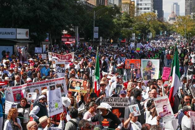 January 26, 2020: EUM20200126NAC06.JPG .CIUDAD DE MEXICO March Marcha-Por la paz.- Este domingo 26 de enero de 2020, el contingente de la Marcha por la Verdad, la Justicia y la Paz avanza sobre Paseo de la Reforma con direccion al Zocalo de la Ciudad de Mexico. Foto: Agencia EL UNIVERSAL Ivan Stephens EVZ Copyright: xDiegoxSimonxSanchezx
