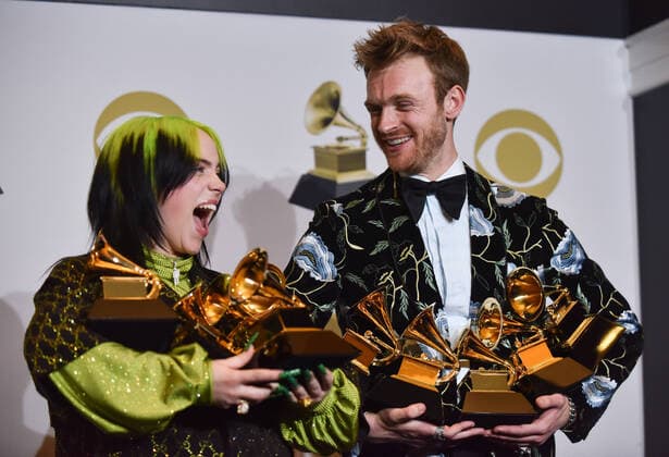 Bilder des Jahres 2020, Entertainment 01 Januar Entertainment Themen der Woche KW04 Entertainment Bilder des Tages (L-R) Billie Eilish, winner of Record of the Year for Bad Guy, Album of the Year for when we all fall asleep, where do we go?, Song of the Year for Bad Guy, Best New Artist and Best Pop Vocal Album for when we all fall asleep, where do we go?, and Finneas O Connell, winner of Best Engineered Album Non-Classical for when we all fall asleep, where do we go?, Song of the Year for Bad Guy, and Producer Of The Year Non-Classical during the 62nd annual Grammy Awards held at Staples Center in Los Angeles on Sunday, January 26, 2020 .  LAP20200126395 CHRISTINExCHEW