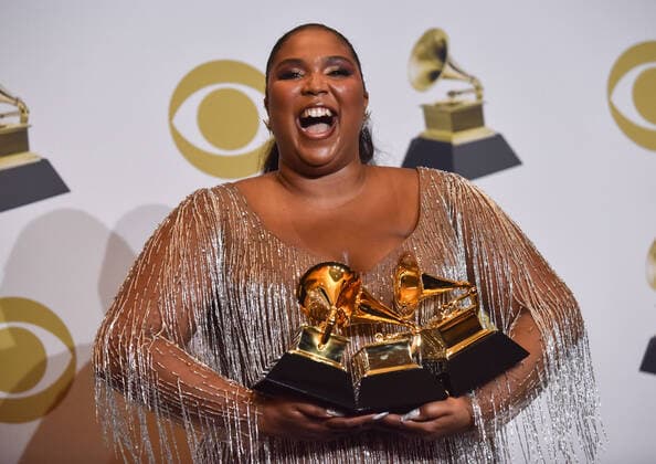 Berühmte Feministinnen, Lizzo Entertainment Themen der Woche KW04 Entertainment Bilder des Tages Lizzo appears backstage with her award for Best Traditional R&B Performance for Jerome and Best Urban Contemporary Album award for Cuz I Love You (Deluxe), during the 62nd annual Grammy Awards held at Staples Center in Los Angeles on Sunday, January 26, 2020 .  LAP20200126376 CHRISTINExCHEW