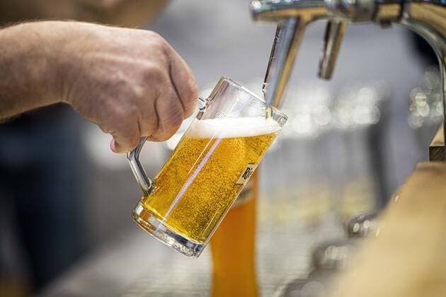 Ein Bier wird an einem Hahn gezapft, aufgenommen in Berlin, 24.01.2020. Berlin Deutschland