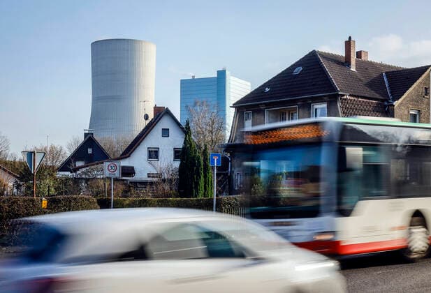 26.01.2020, Datteln, Ruhrgebiet, Nordrhein-Westfalen, Deutschland - Wohnhaeuser in der Meistersiedlung vor dem Kraftwerk Datteln 4, Uniper Steinkohlekraftwerk. Datteln Nordrhein-Westfalen Deutschland *** 26 01 2020, Datteln, Ruhr Area, North Rhine-Westphalia, Germany Residential buildings in the master settlement in front of the power plant Datteln 4, Uniper Hard coal-fired power plant Datteln North Rhine-Westphalia Germany