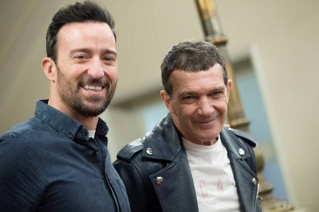 Bilder des Jahres 2020, Entertainment 01 Januar Entertainment Bilder des Tages Spanish actor, director and producer Antonio Banderas (R) and lead actor Pablo Puyol (L) pose for photographers during the presentation of the musical play A Chorus Line , in Barcelona, Spain, 27 January 2020. The play is directed by theater director and writer Michael Bennett and co-directed by Spanish actor Antonio Banderas, and will run from 21 February from 29 March 2020 at Tivoli Theatre. Presentation of the musical play A Chorus Line in Barcelona !ACHTUNG: NUR REDAKTIONELLE NUTZUNG!  Copyright: xMartaxPerezx GRAFCAT299 20200127-637157400034218616
