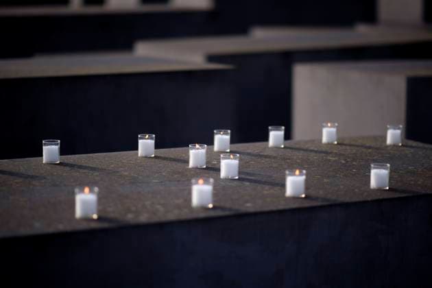 Holocaust Memorial - 75th Anniversary Of The Liberation Of Auschwitz Deu, Deutschland, Germany, Berlin, 27.01.2020 Weisse Kerzen auf einer Stele vom Holocaust Mahnmal bei der Gedenkveranstaltung fuer die ermordeten Juden Europas am Holocaust-Mahnmal und der Gedenkstaette Topographie des Terrors in Berlin. In Gedenken am 75. Jahrestag der Befreiung von Auschwitz veranstaltet die juedische Gemeinde und antifaschistische Initiativen unter dem Motto Kein Vergessen Kein Vergeben zur Erinnerung an die ermordeten Juden Europas im Dritten Reich. White candles on a stele of the Holocaust Memorial at the ceremony to commemorate the victims of the Holocaust at the Memorial to the Murdered Jews of Europe, also called the Holocaust Memorial, on the 75th anniversary of the liberation of the Auschwitz death camp on January 27, 2020 in Berlin, Germany. P