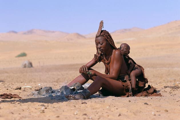 IMAGO Cultures of the world, Himba Volk in Namibia Himba Woman and Child Sitting Near Fire, Namibia, Africa  Copyright: xHorstxKlemm xGreatstockx AF-276-0071G