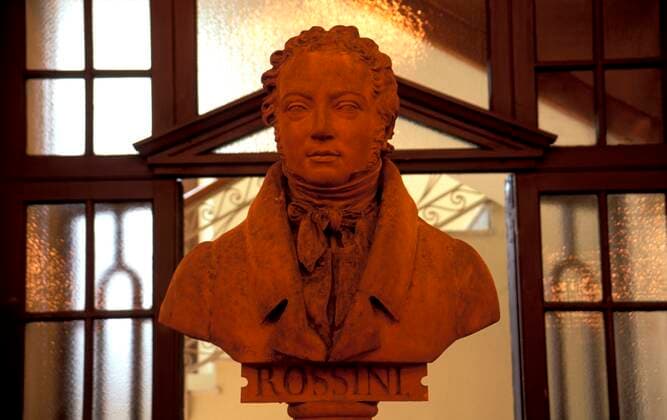 Statue of Rossini in Teatro Rossini, Pesaro, Marche, Italy ÂAntonellaCarri REDA&CO 1028_11_ACA0274