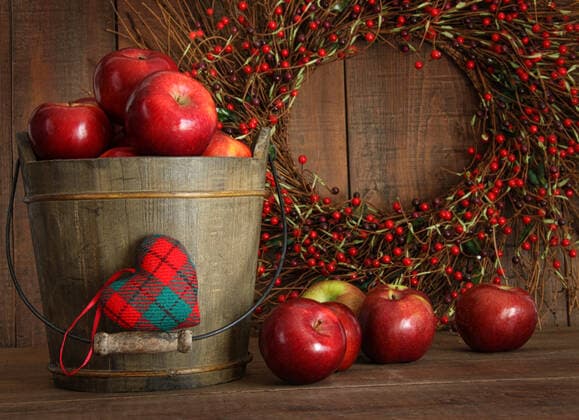 IMAGO Creative: Herbst, Herbstkränze Apples in wood bucket for holiday baking Red apples in wood bucket for holiday baking  Copyright: xSandralisex 1369898