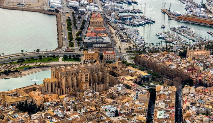 Luftbild, Ortsansicht und Hafen, Santa Iglesia Catedral de Mallorca, Kathedrale von Palma, Palau Reial de L Almudaina, Königspalast, Canamunt, Palma, Mallorca, Balearische Inseln, Spanien, Europa !ACHTUNGxMINDESTHONORARx60xEURO!