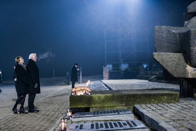 Bilder des Jahres 2020, News 01 Januar News Themen der Woche KW05 News Bilder des Tages January 27, 2020, Oswiecim, Malopolska, Poland: Germany s President Frank-Walter Steinmeier and his wife Elke Buedenbender show their respect in the Auschwitz Memmorial during the celebrations of the 75th anniversary of the liberation. Oswiecim Poland - ZUMAa131 20200127_zap_a131_010 Copyright: xCelestinoxArcexLavinx