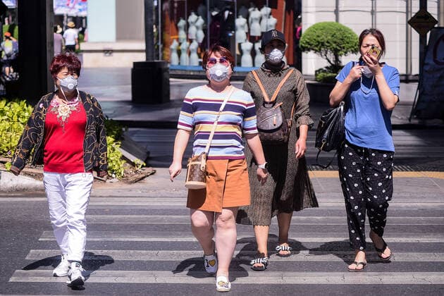 Thailand: Awareness for the spread of corona virus Tourists wearing mask offer prayer at Erawan Shrine (Thao Mahaprom ) during awareness for the spread of the disease from a new strain of corona virus in Bangkok. Thailand VichanxPoti