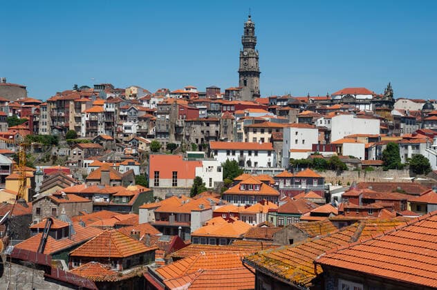 Kalendermotive: Dachlandschaften 14.06.2018, Porto, Portugal, Europa - Ein Blick auf die Stadtlandschaft von Porto. *** 14 06 2018, Porto, Portugal, Europe A view of the urban landscape of Porto